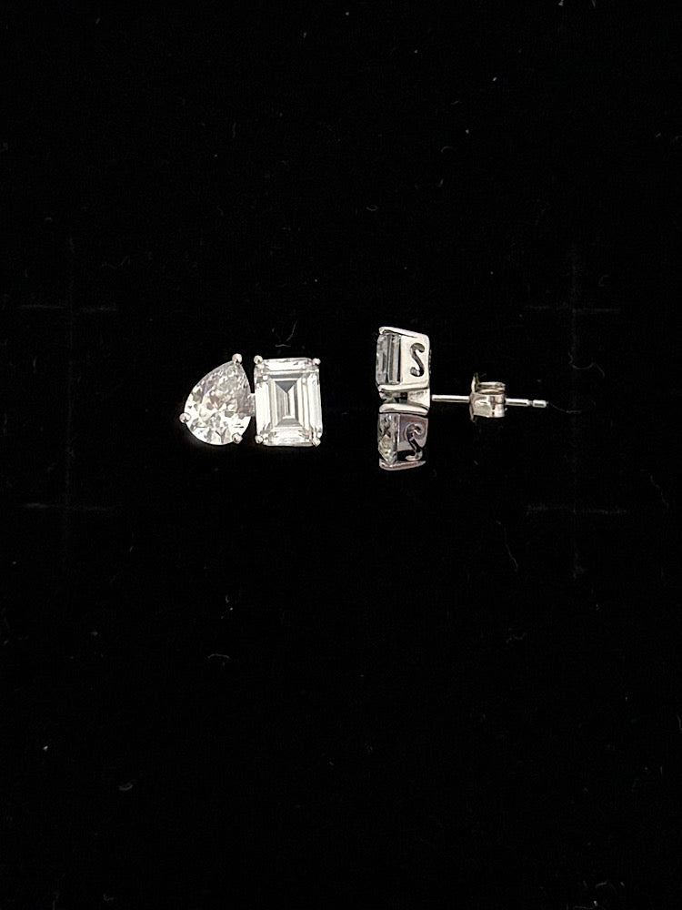 Pear & Emerald Solitaire Studs in 92.5 Sterling Silver Toi et moi